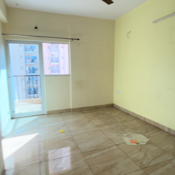 Room in 3 BHK Apartment at SKA Greenarch, Panchsheel Green – for Rent