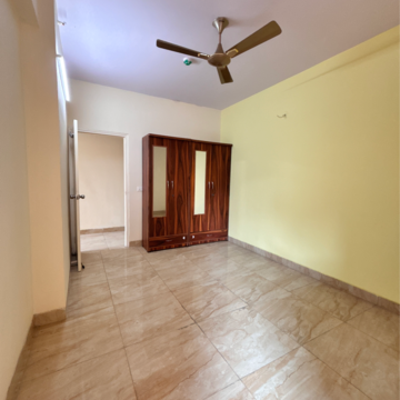Room in 3 BHK Apartment at SKA Greenarch, Panchsheel Green – for Rent
