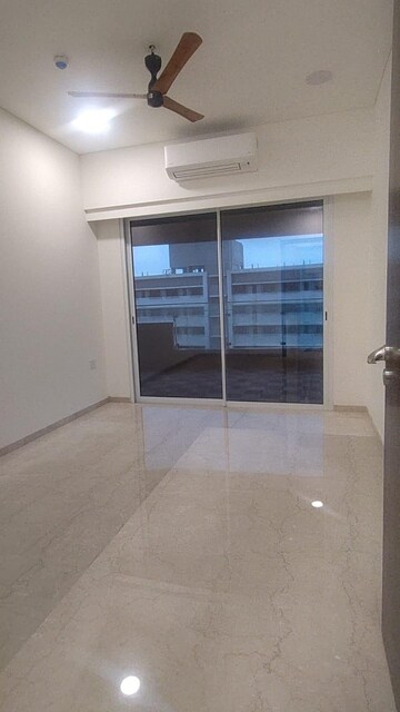 Room in 3 BHK Apartment at Lokhandwala Minerva Mahalaxmi, Mahalaxmi – for Rent