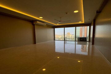 Room in 4 BHK Apartment at Kohinoor Square Altissimo, Dadar West – for Rent
