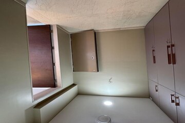 Furnished Amenities in 4 BHK Apartment at Kohinoor Square Altissimo, Dadar West – for Rent