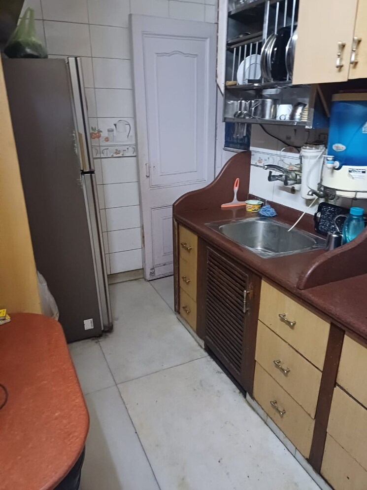 Kitchen, paschim vihar 2.5 Bedroom 100 Sq.Yd. Apartment In Paschim Vihar Delhi 8141491
