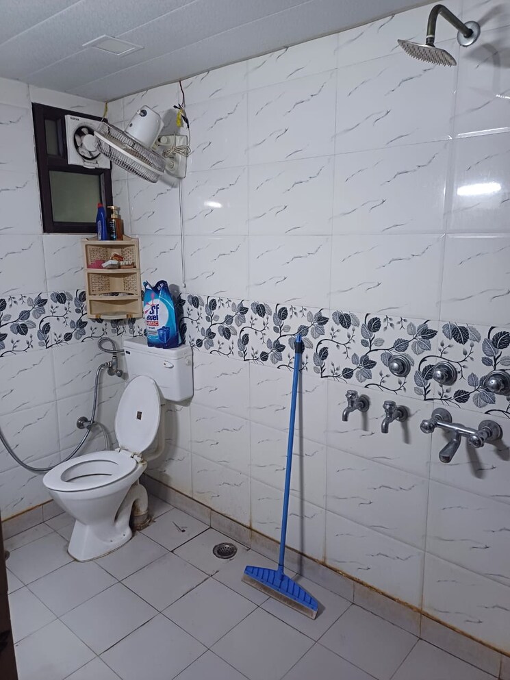 Bathroom, paschim vihar 2.5 Bedroom 100 Sq.Yd. Apartment In Paschim Vihar Delhi 8141491