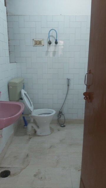 Attached Bathroom in 1 RK Apartment at Mayur Vihar – for Rent