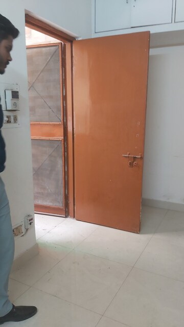 Room in 1 RK Apartment at Mayur Vihar – for Rent