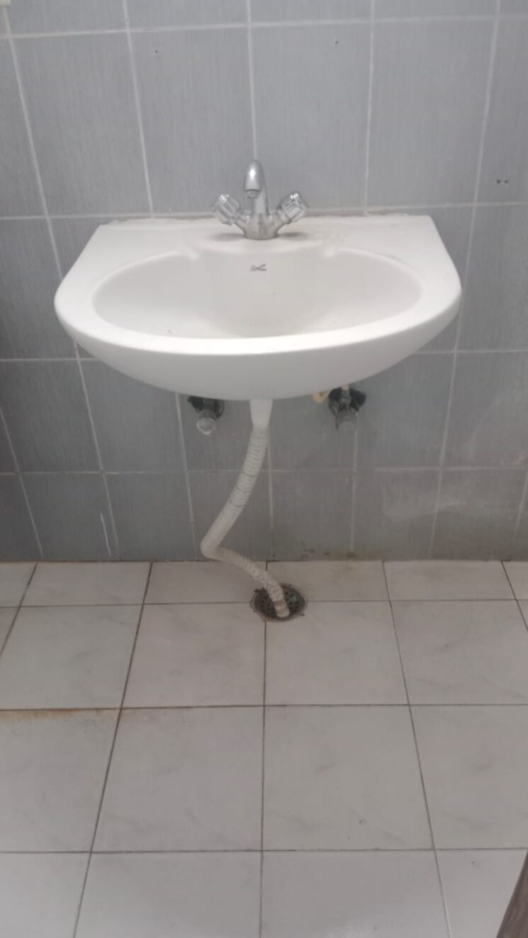 Bathroom, alaknanda-apartment-gomti-nagar 3 Bedroom 1500 Sq.Ft. Apartment In Gomti Nagar Lucknow 8141555