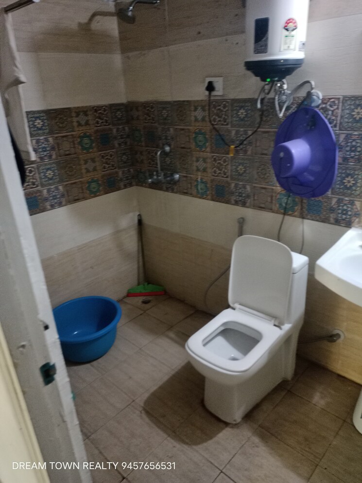 Bathroom, migsun-twinz 2 Bedroom 845 Sq.Ft. Apartment In Eta Ii Greater Noida Greater Noida 8141701