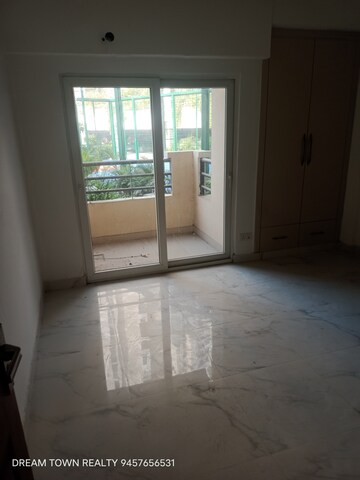 Room in 4 BHK Apartment at Migsun Twinz, Eta Ii Greater Noida – for Sale