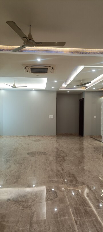Room in 3 BHK Builder Floor at Anand Vihar – for Rent