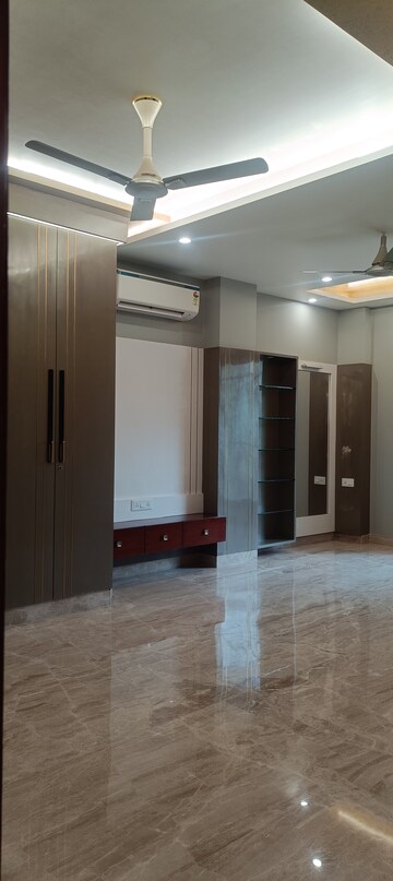 Room in 3 BHK Builder Floor at Anand Vihar – for Rent