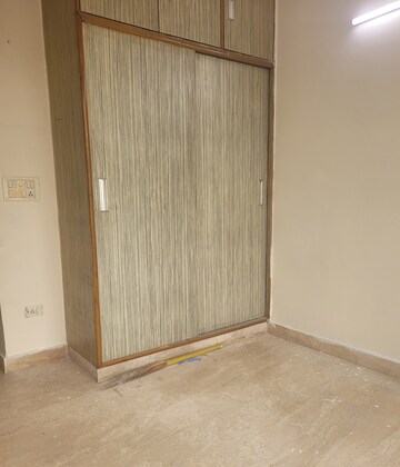 Room in 2 BHK Builder Floor at Janakpuri – for Rent