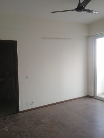 Room in 3 BHK Apartment at Ramprastha City The Edge Towers, Sector 37d – for Rent