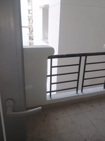 Room in 3 BHK Apartment at Ramprastha City The Edge Towers, Sector 37d – for Rent