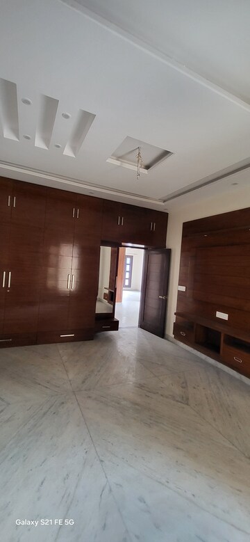 Room in 6 BHK Independent House at Aerocity – for Sale