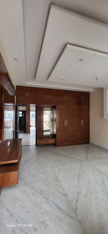 Room in 6 BHK Independent House at Aerocity – for Sale