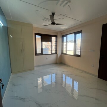 Room in 3 BHK Builder Floor at Chattarpur – for Rent