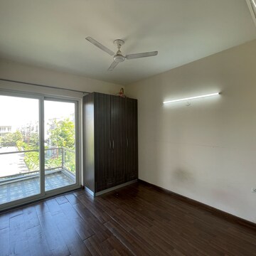 Room in 3 BHK Builder Floor at BPTP Amstoria, Sector 102 – for Rent