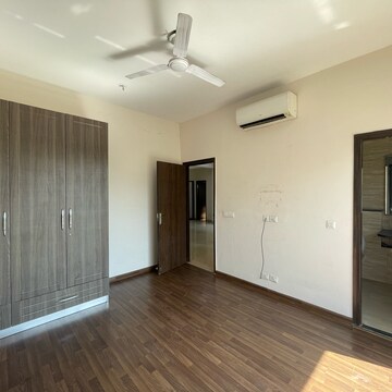 Room in 3 BHK Builder Floor at BPTP Amstoria, Sector 102 – for Rent