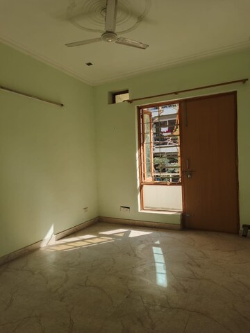 Room in 3 BHK Builder Floor at Ansal Sushant Lok I, Sector 43 – for Rent