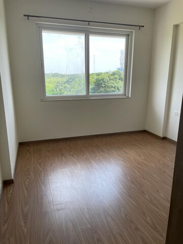 Room in 4 BHK Apartment at Prestige Misty Waters, Hebbal – for Rent