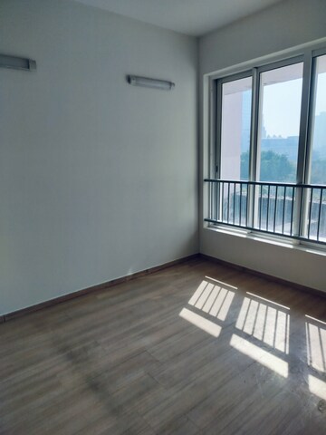 Room in 4 BHK Apartment at DLF Regal Gardens, Sector 90 – for Sale