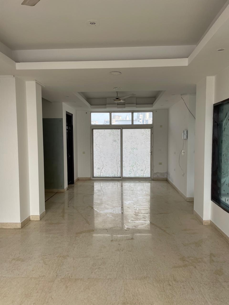 5 BHK + Servant Room,Extra Room Apartment For Sale in Mahagun Maestro