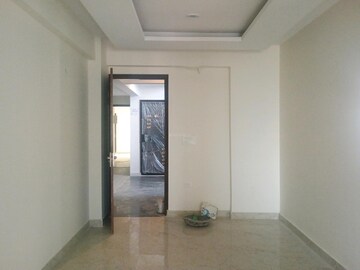 Room in 3 BHK Builder Floor at Phi Iv Greater Noida – for Sale