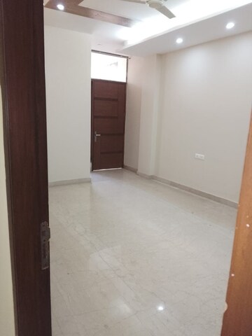 Room in 3 BHK Builder Floor at Ansal Sushant Lok I, Sector 43 – for Rent