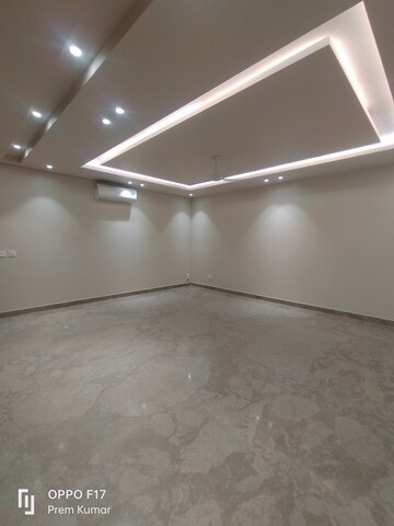 Room in 3 BHK Builder Floor at Defence Colony – for Rent