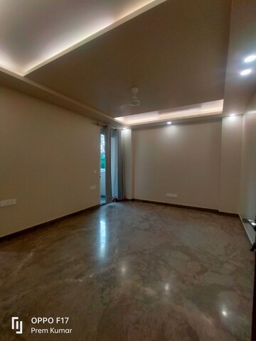 Room in 3 BHK Builder Floor at Defence Colony – for Rent