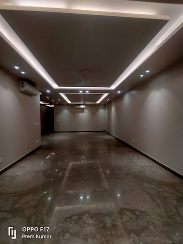 Room in 3 BHK Builder Floor at Defence Colony – for Rent