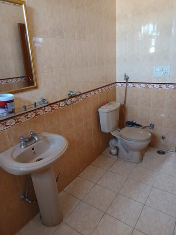 Bathroom in 1 BHK Builder Floor at Sector 48 – for Rent