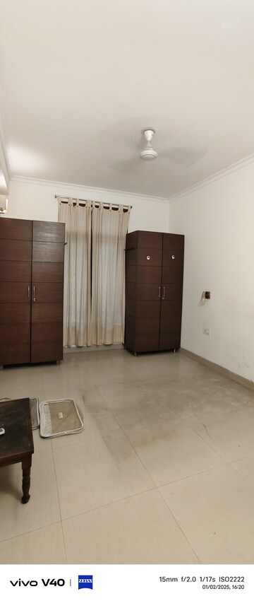 Room in 3 BHK Apartment at Defence Colony – for Rent