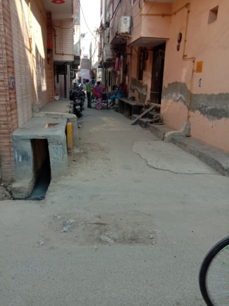  Parking, dwarka mor 5 Bedroom 1350 Sq.Ft. Independent House In Dwarka Mor Delhi 8142914