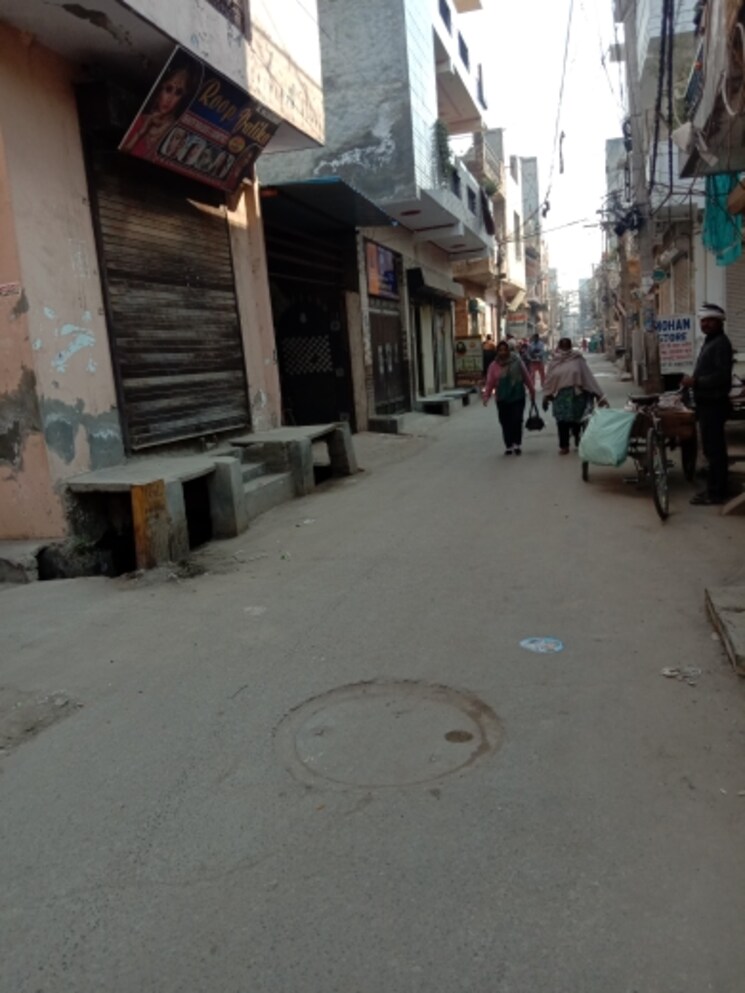  Parking, dwarka mor 5 Bedroom 1350 Sq.Ft. Independent House In Dwarka Mor Delhi 8142914