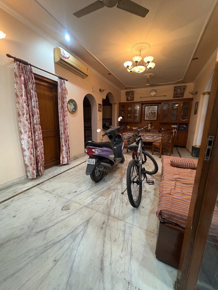  Parking, rwa-apartments-sector-92 6+ Bedroom 250 Sq.Mt. Independent House In Sector 92 Noida 8143018