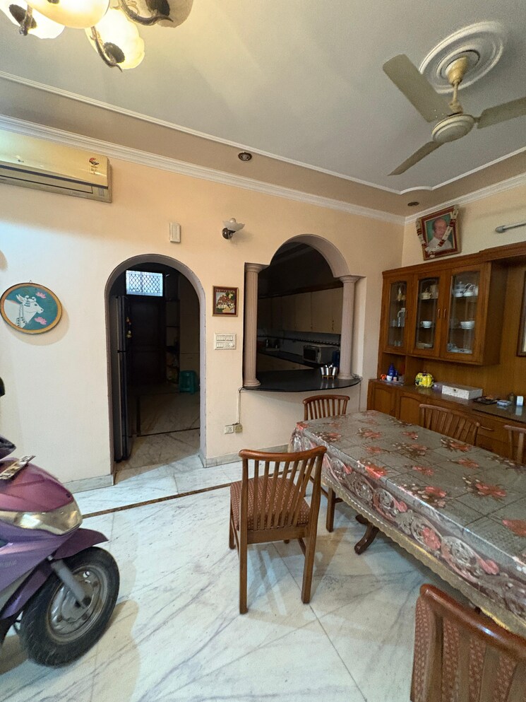  Parking, rwa-apartments-sector-92 6+ Bedroom 250 Sq.Mt. Independent House In Sector 92 Noida 8143018