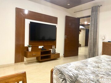 Bedroom in 4 BHK Builder Floor at Sector 21c – for Rent