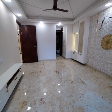 Building Lobby in 3 BHK Apartment at Silverglades Hightown, Sushant Lok I – for Sale