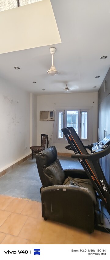 Living Room in 1.5 BHK Apartment at Defence Colony – for Rent