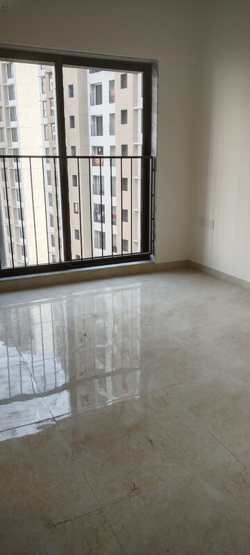 Room in 2 BHK Apartment at Sunteck Maxxworld 2, Naigaon East – for Rent