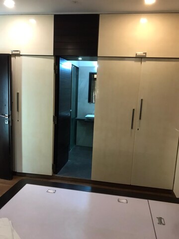 Room in 2 BHK Apartment at Ashish Apartment Juhu, Juhu – for Rent