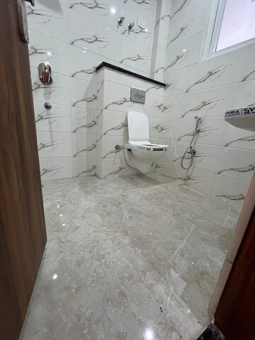 Attached Bathroom in 1 RK Apartment at Ansal Sushant Lok I, Sector 43 – for Rent