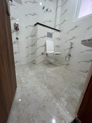 Attached Bathroom in 1 BHK Apartment at Ansal Sushant Lok I, Sector 43 – for Rent