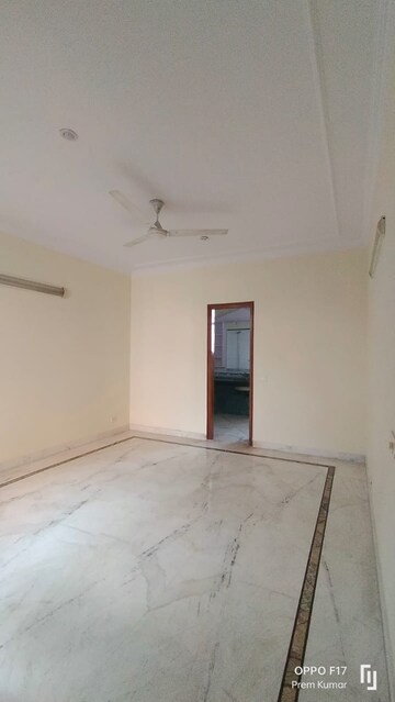Room in 4 BHK Apartment at Defence Colony – for Rent