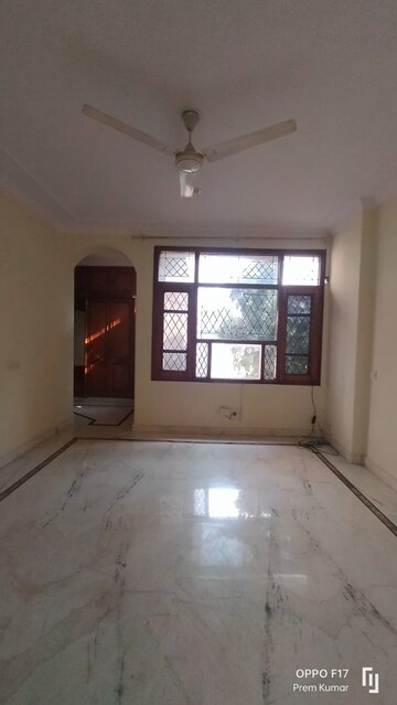 Room in 4 BHK Apartment at Defence Colony – for Rent