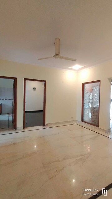 Room in 4 BHK Apartment at Defence Colony – for Rent