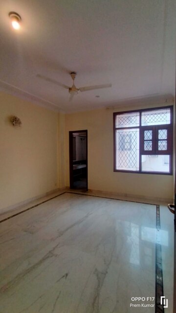 Room in 4 BHK Apartment at Defence Colony – for Rent