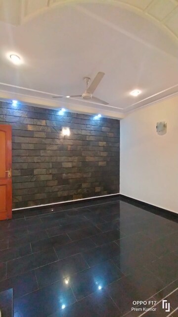 Room in 4 BHK Apartment at Defence Colony – for Rent