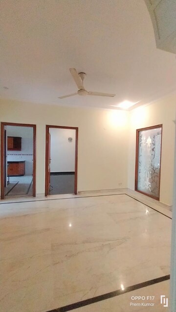 Room in 4 BHK Apartment at Defence Colony – for Rent